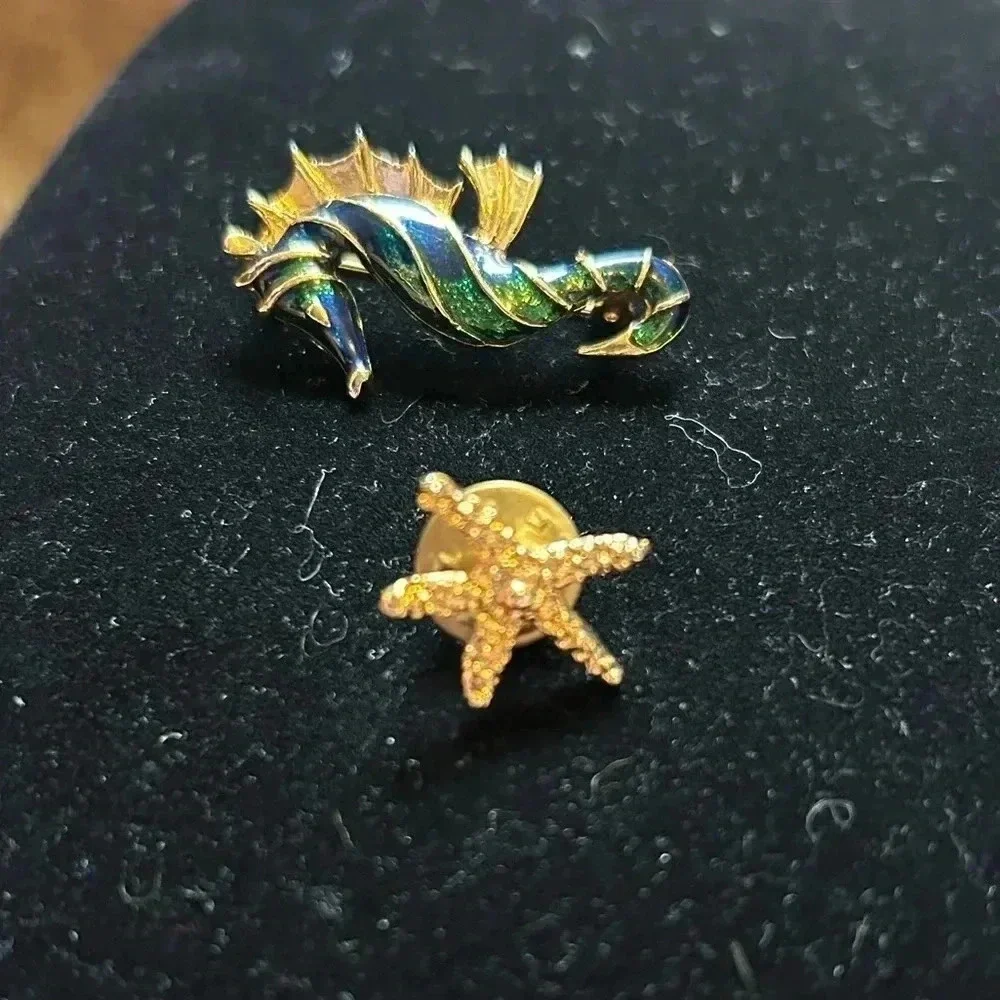 Starfish & seahorse‎ brooch